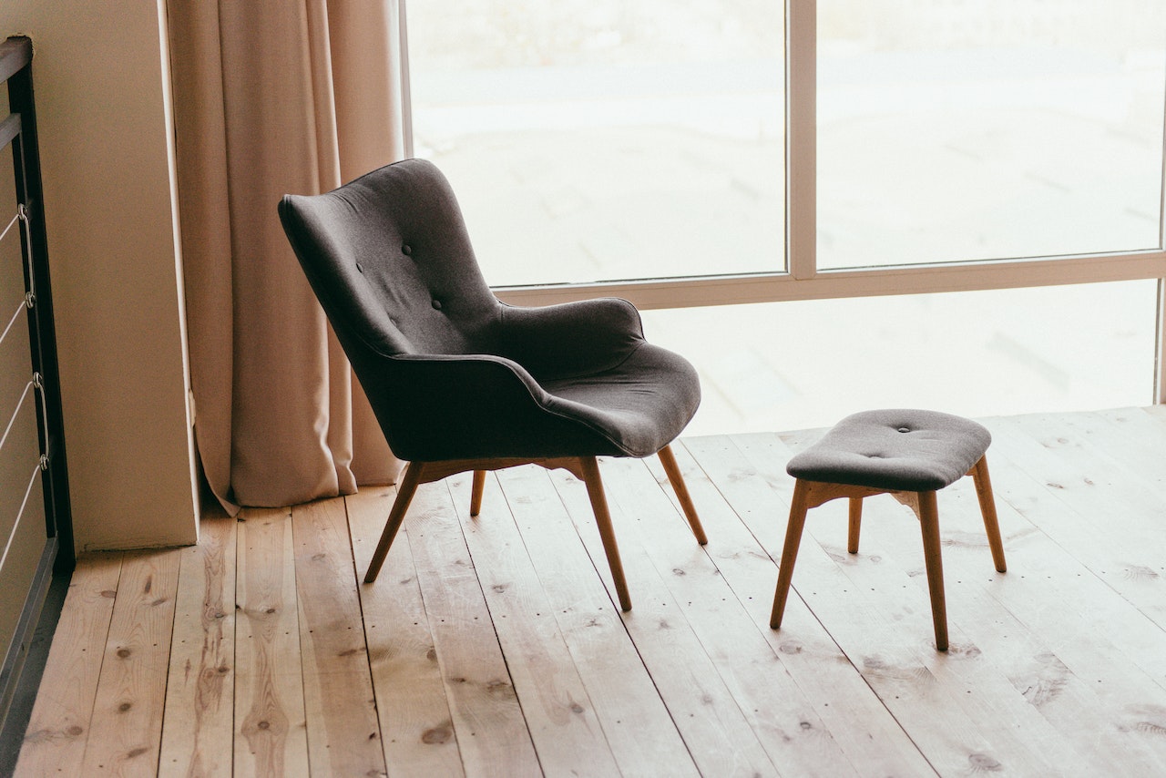 Krzesła drewniane czy plastikowe — jakie wybrać? 