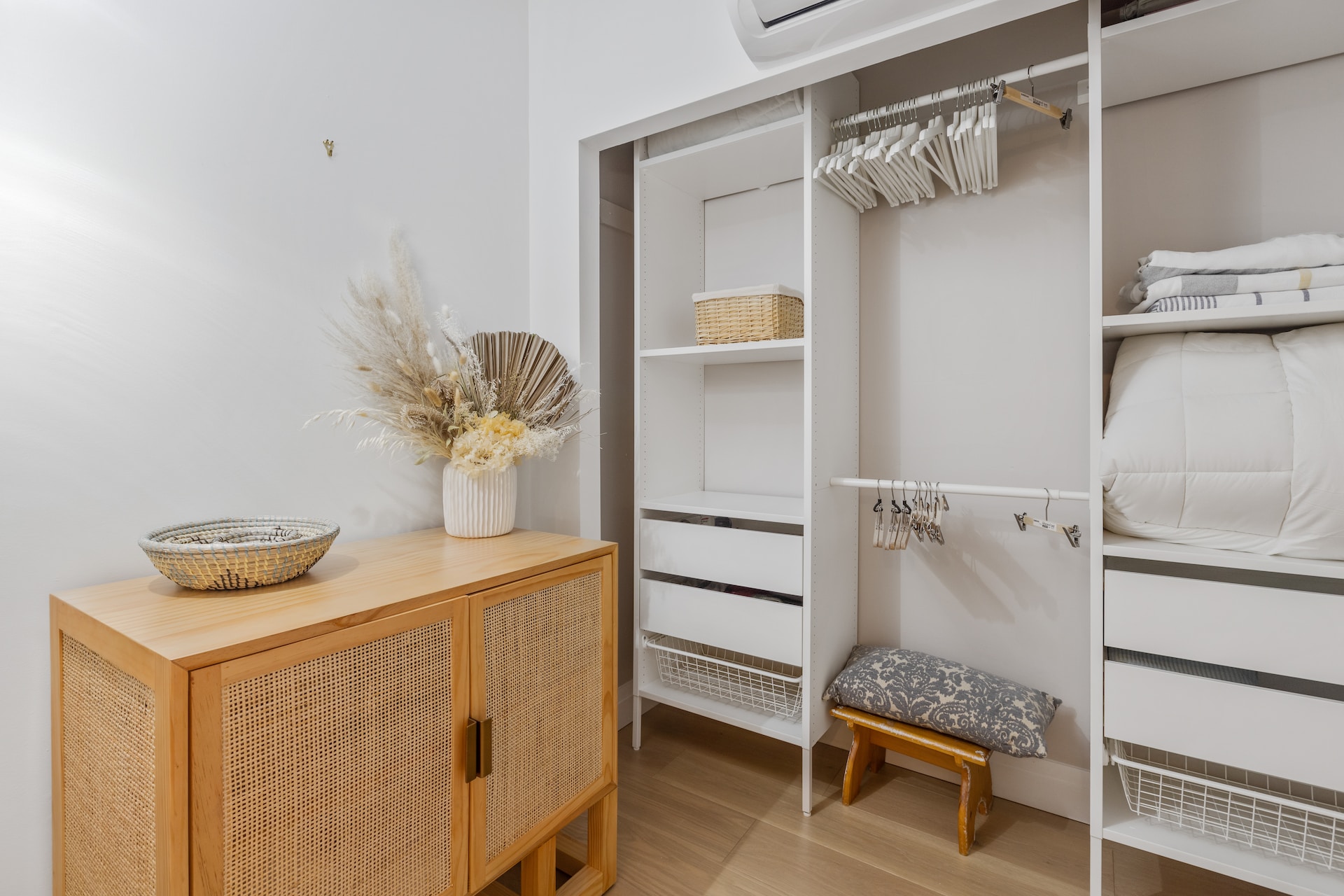 Urządzanie garderoby – stwórz swoją idealną przestrzeń