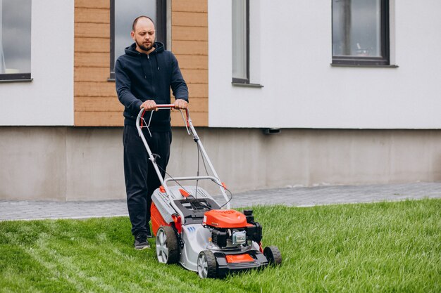 Jak wybrać odpowiedni traktorek ogrodowy do swojego trawnika?